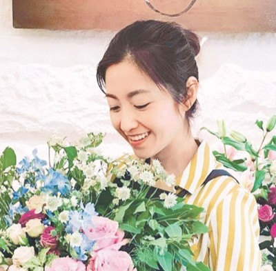 陈自瑶传婚变后不生外出见人,仅仅上载捧花照。