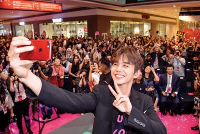 首度来马的俞承豪,当运动了前开心用手机与现场粉丝" wefie"。