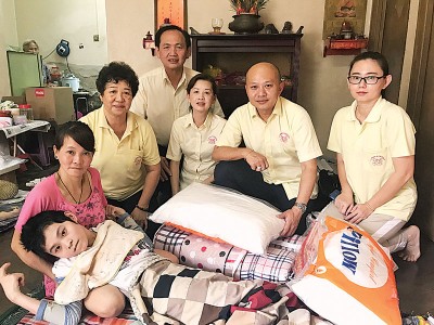 One Hope Charity理事探访母女,连送上枕头及垫子予佩云,右2啊蔡瑞豪。