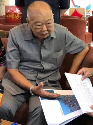 敦马哈迪亲驾驶福士光辉根本休旅车,离度假村前应媒体要求挥一挥手。