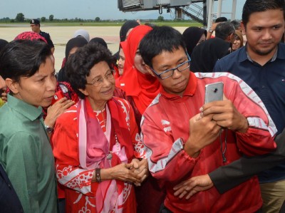 这名年轻粉丝要求与首相夫人敦茜蒂哈斯玛合影。