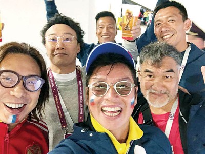 Eason跟谭咏麟等一众好友在球场相聚。(右下)Eason就以中指“回敬”无礼外籍球迷。