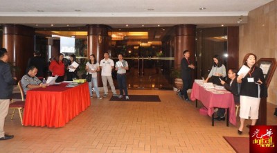 当权派(先锋队)以及挑战派(宏愿队)当入口处设立的柜台,右为当权派柜台,左为挑战派柜台。