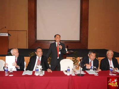 陈列三顺(立者):马来西亚华人旅游业公会成立26年来,凡交的大会出席率为高,一起171人口到,再有126号称代理出席,为这当天共有297票数。