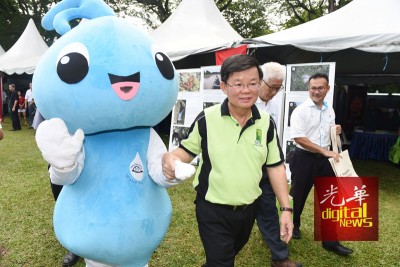 曹观友冀吉自州政府立即停止乌鲁慕达伐木活动,再者要求联邦政府给予每年4000万令吉的赔偿金。