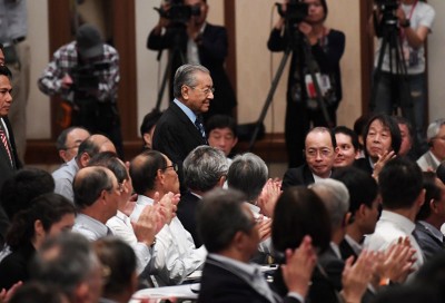 马哈迪出席在日本举行的第24届亚洲未来国际大会,受到众人的欢迎。