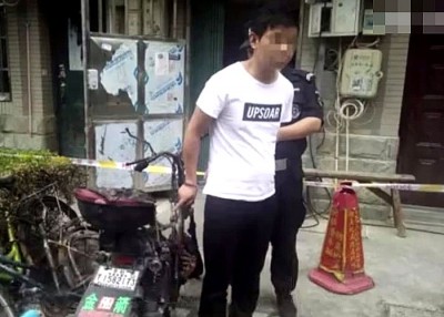 服白衣的陶男深受警官押往现场指认。