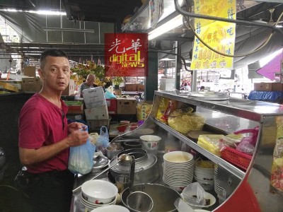 林春来:“尽管如此担任小贩超过20年,一切都亲力亲为,即便小贩雇佣外劳,啊应雇佣合法的。”