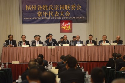 出于郭素岑一再在张威使(左4)报问题常常打岔,后者要求郭素岑致尊重。