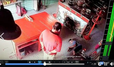 红衣男子站在昏倒在地的会祝的舅舅前方很久,相信是为确定对方的意志是否清醒。