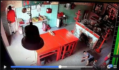 红衣男子在以钱包放回庙主的舅舅的身后离开现场。