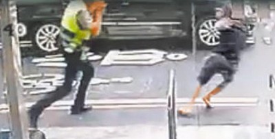 杨嫌与警员当街扭打。