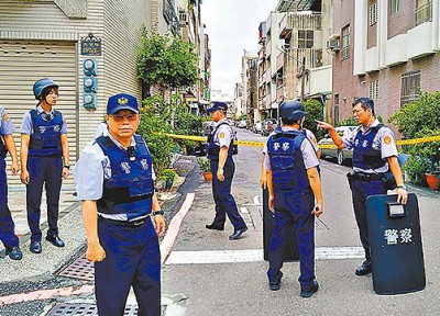 大批警力荷枪实弹、持盾牌,封锁街道搜捕杨嫌。