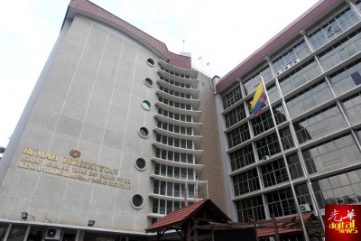 吉隆坡联邦直辖区土地与矿务局建筑物一个地下文件储藏室發生轻微爆炸事故。