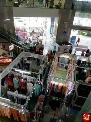 佳节期间,布沙纳广场底楼增设许多售卖传统马来服装摊位。