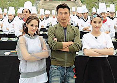 图左起:钟欣潼(阿娇)、谢霆锋、何超莲联手炒饭。