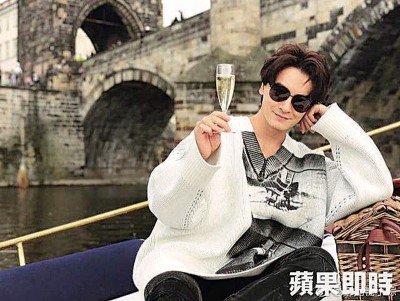 郑元畅今年5月到捷克布拉格一游。