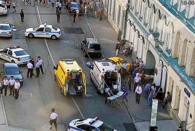 救护车和警车赶抵事发现场。