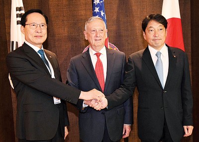 韩国防长宋永武(左起)、马蒂斯以及日本防长小野寺五典,周末以香格里拉对话会期间举行会谈,协和朝鲜半岛局势。(法新社照片)