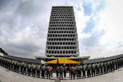 皇家马来兵团为周二举行的开幕礼进行彩排,整装待发。