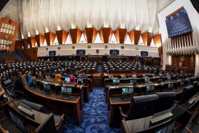 我国第一次政党轮替,座位也对调,希盟议员坐在议长右边,左边是反对党区。