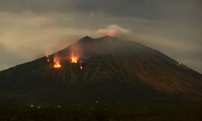阿贡火山喷出大量岩浆,情景骇人。(法新社照片)
