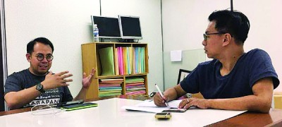 沈志强接受本报巫伟强(右)专访,对生活和新职务的改变,侃侃而谈。