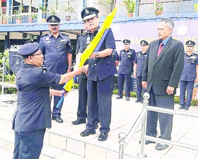 阿兹之曼(右2)移交州旗给带领玻州学生警察团到全国露营的集体代表。