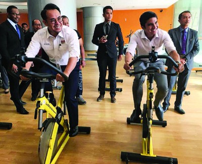 赛沙迪(右)会晤不会与沈志强平产生上到大桥跑?