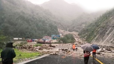 昆明境内一处山坡发生泥石流。