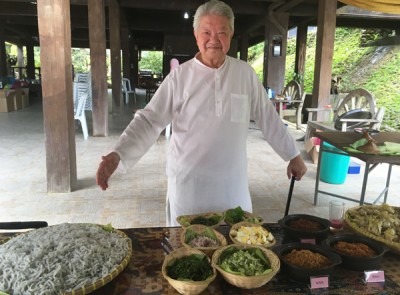 蔡澜让团队有机会品尝我国各族传统食物。