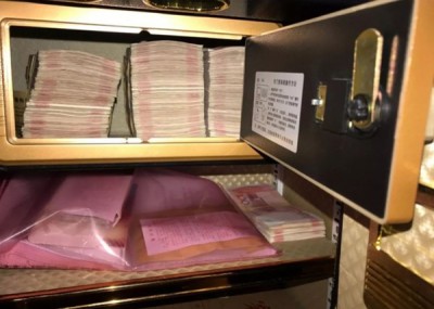 公安部搜出大量现金。