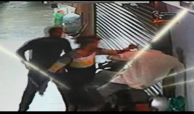 事主被劫匪推撞。
