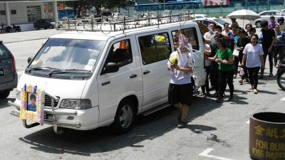 守30称友人一起送李声功最终一程。