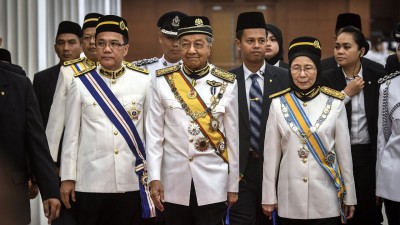 首相敦马哈迪(中)、副首相拿督斯里旺阿兹莎及首相署部长刘伟强(左)出席国会下议院开幕礼。