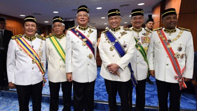 反对党领袖拿督斯里阿末扎希(左4)与巫统国会议员合照留念。左2起是勿述议员拿督斯里依德里斯尤索、北根议员拿督斯里纳吉、士布隆议员拿督斯里希山慕丁及华玲议员拿督斯里阿都阿兹。