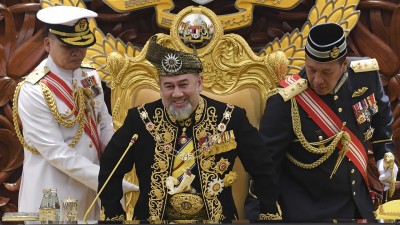 国家元首苏丹莫哈末五世发表施政御词前,突然冒出“请坐,别跑”,顿时引起在座议员哄堂大笑。