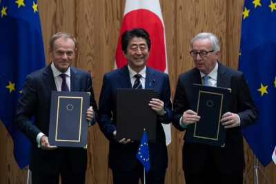 日本首相安倍晋三(中)、欧洲理事会主席图斯克(左)及欧盟委员会主席容克(右)出席签署仪式。(法新社照片)