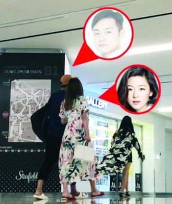 全智贤与老公崔俊赫被网友拍到勾手逛商场。