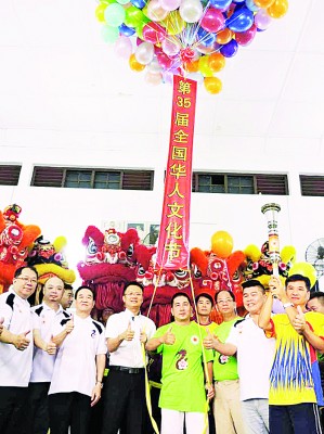 杨顺兴在陈坤海及陈来庭的陪同下剪彩球开幕。