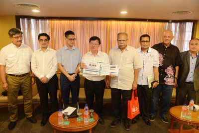 左起司徒伟龙、SRS财团董事拉希旦、槟行政议员再里尔、曹观友、第二副首长拉玛沙米、副州秘书法拉兹、Zenith 建筑财团执行董事拿督再鲁和SRS董事拿督李紫豪一起出席滙报会。