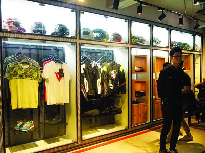 时尚摩登的精品柜将带给客户们不一样的消费体验。