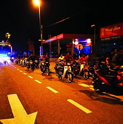 警方在甘文丁收费站及甘文丁太平路取缔违规摩托车及汽车。