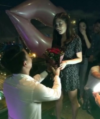 柯有伦下跪向女友求婚成功。