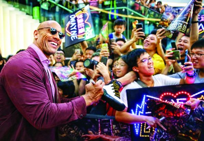 巨石强森到中国参加首映会时为粉丝签名。