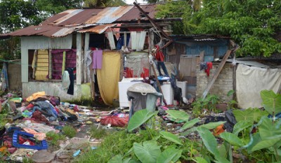 米都笼呀路罗弄斯里的这间破屋住着一家28口。