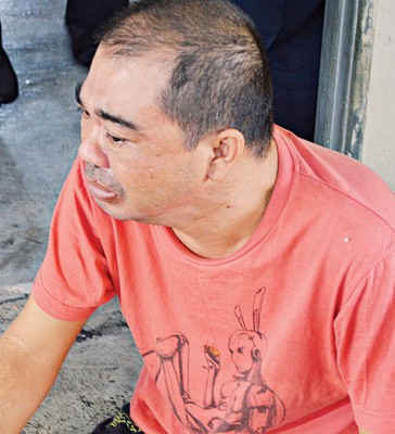 李风荣一时触动脆弱心身,流下男人泪。