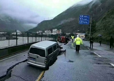 汶川境内一条公路发生路陷。