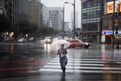 东京也下于大雨。(法新社照片)
