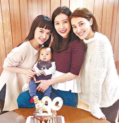 陈列嘉宝、赖慰玲当代表以会前为峇里岛祝贺好友陈凯琳(右)。